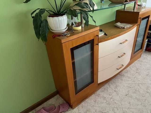 Скрин/комод МДФ фурнир с чекмеджета и врати МДФ и стъклен плот