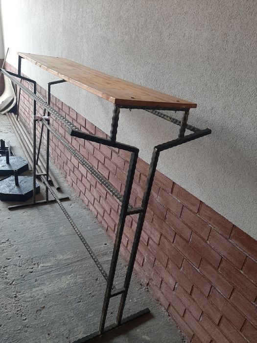 Vând rafturi,stalaje pentru haine