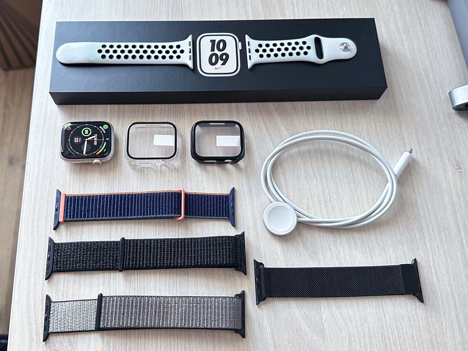 Apple Watch Series 7 Nike Edition 45 mm Starlight