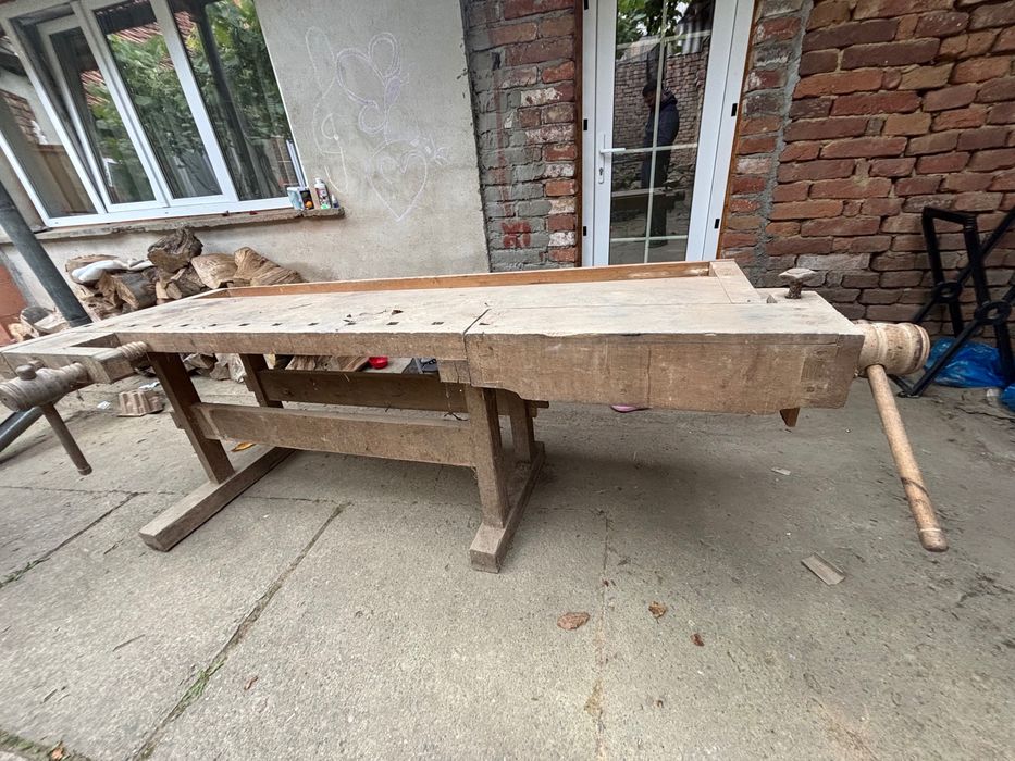 Banc de lucru pentru tâmplărie foarte veche în stare de funcționare