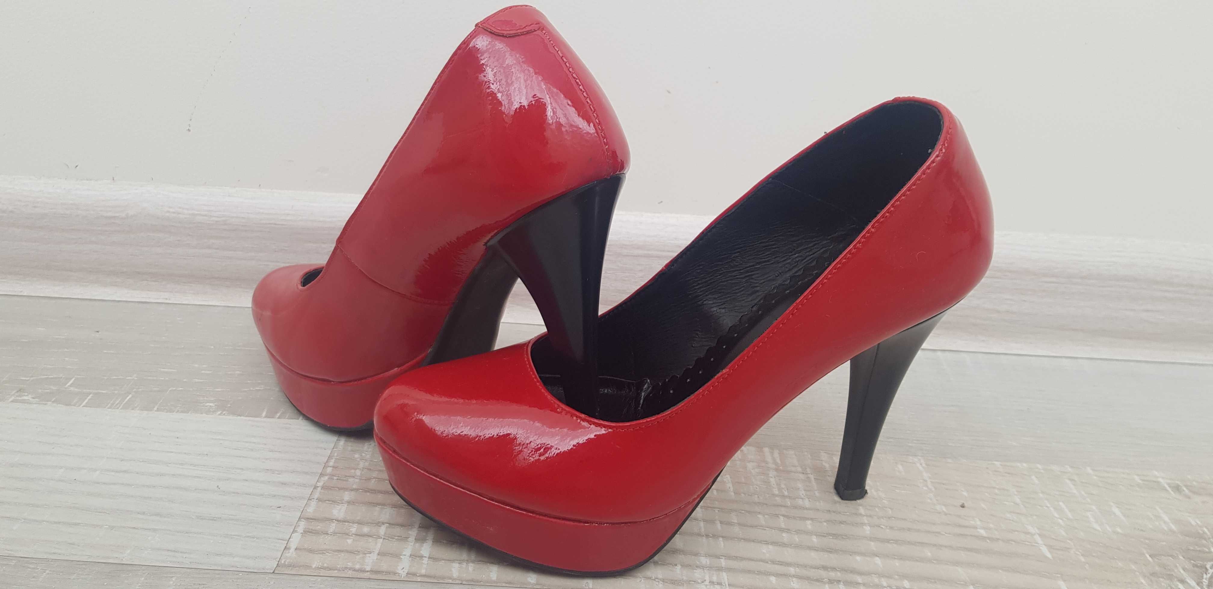 Червени обувки на ток