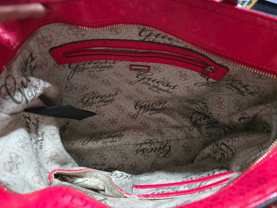 Guess оригинална дамска чанта в малиново червен цвят