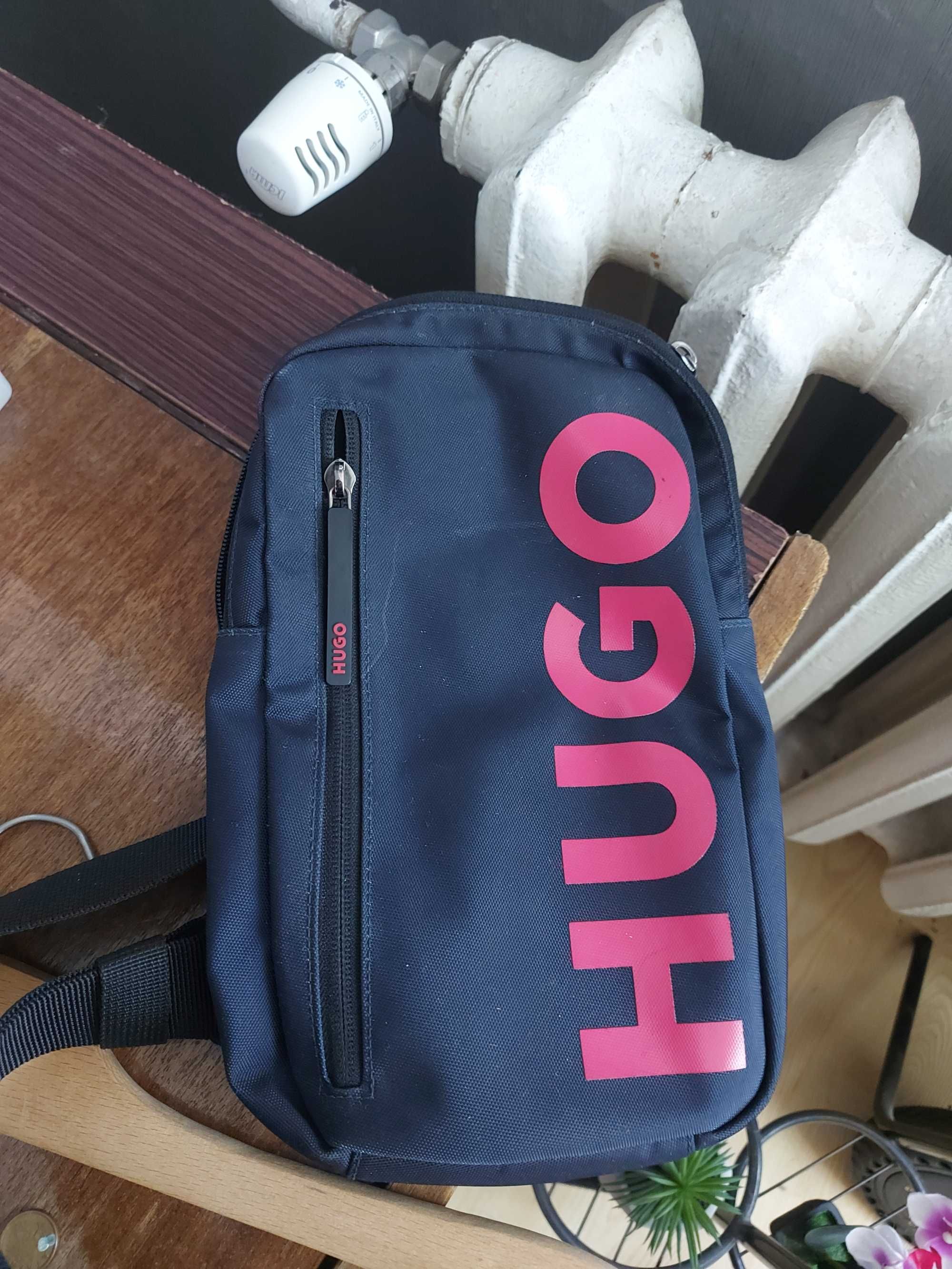 Hugo чанта през рамо