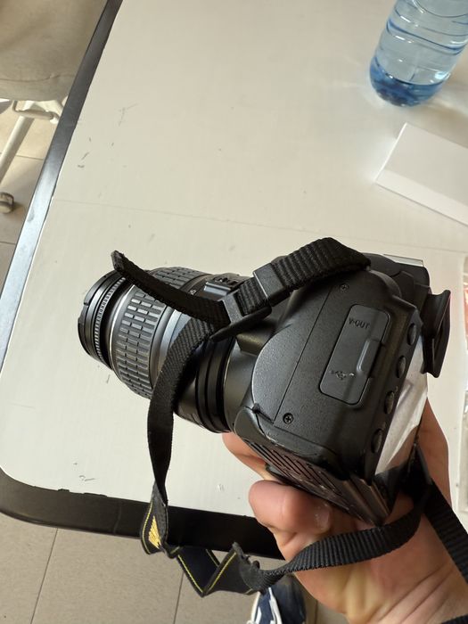 Камера Nikon D3000 с обектив в отлично състояние