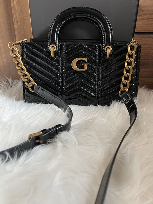 Лачена чанта guess