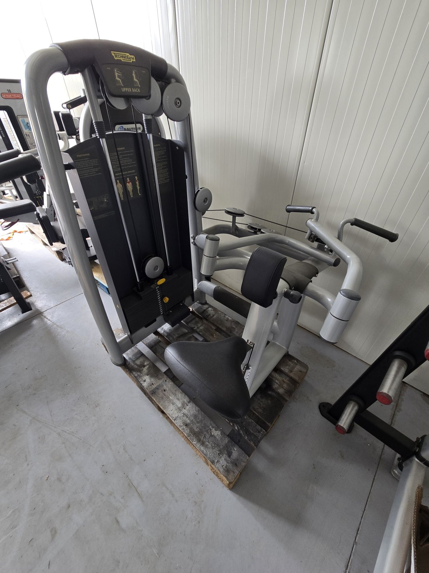 Technogym upper back техноджим машина за рамо и гръб