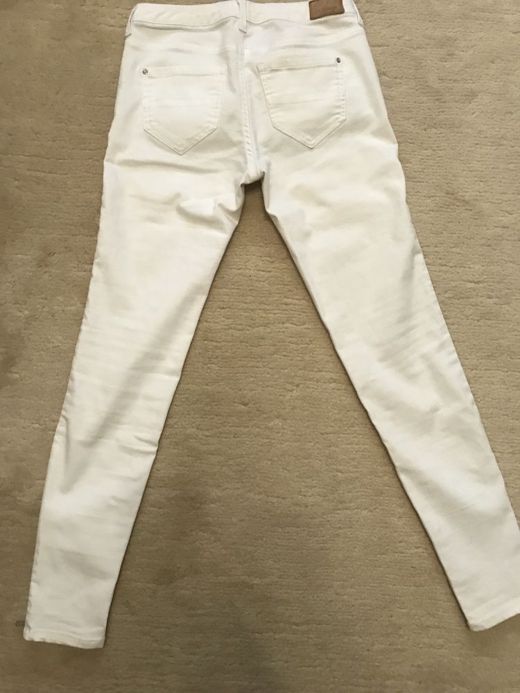 Бели панталони ZARA