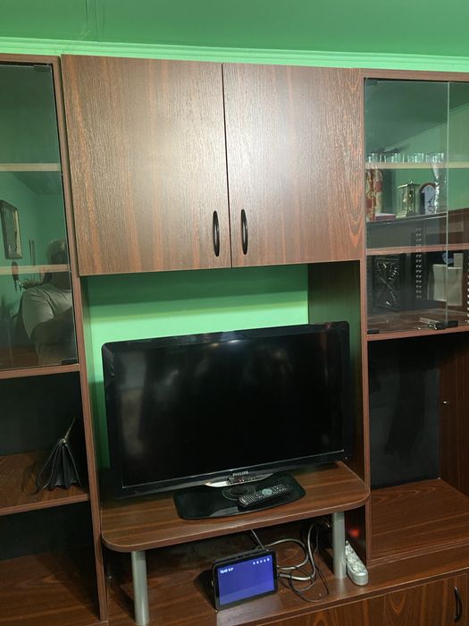 Vitrina cu rafturi si sertare culoare mahon