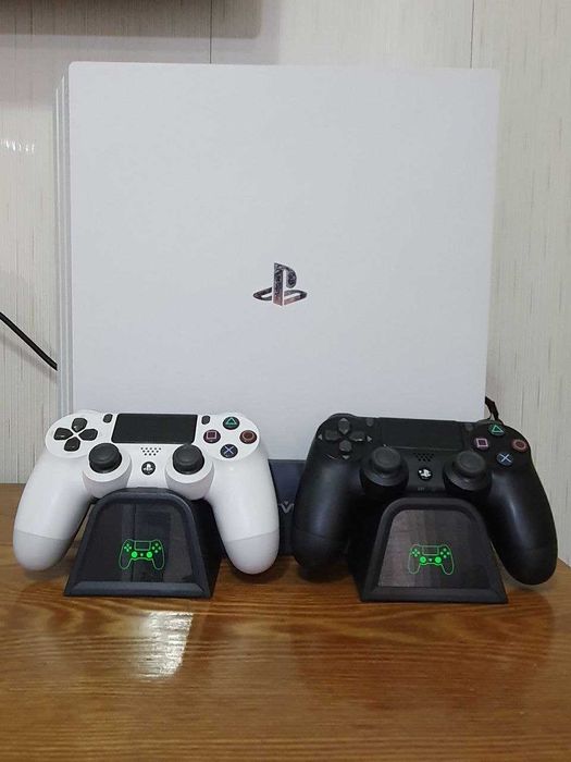 Продаю PlayStation 4 PRO 1TB / 4K — идеальное состояние!
