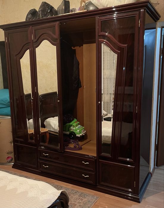 Продается коричневый шкав кровать 2 тумбы комод