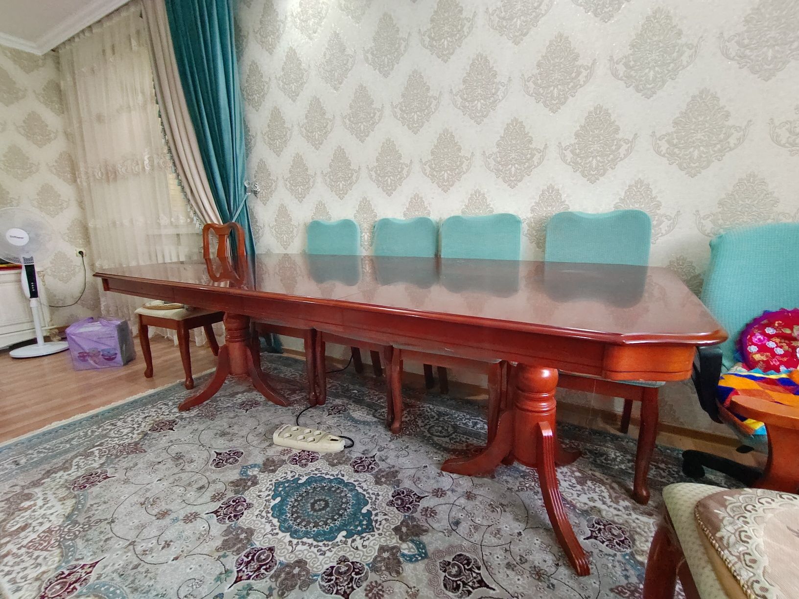 Стол со стульями