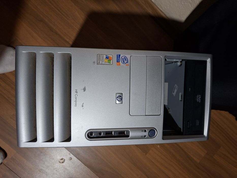 Два настолни компютъра