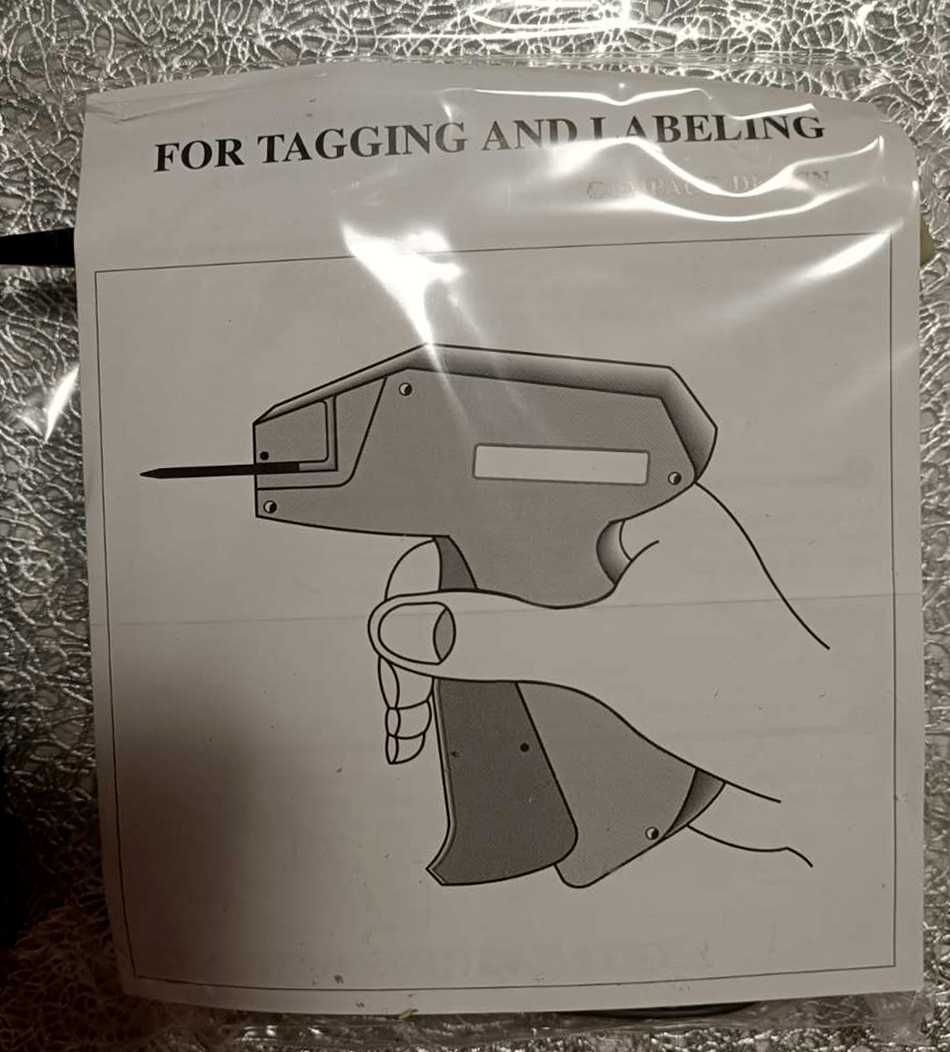 НОВ Текстилен пистолет за дрехи за  етикети + кутия със стрели