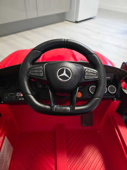 Електрически детски мерцедес, подходяща за деца над 2 години.