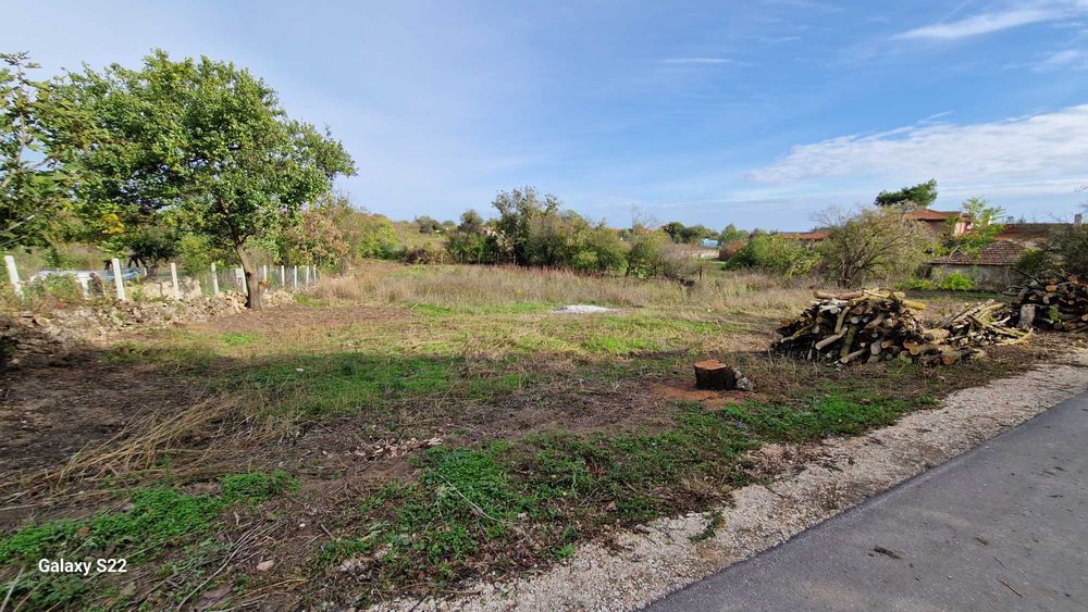 Продавам дворно място в с.Езерец, област Добрич