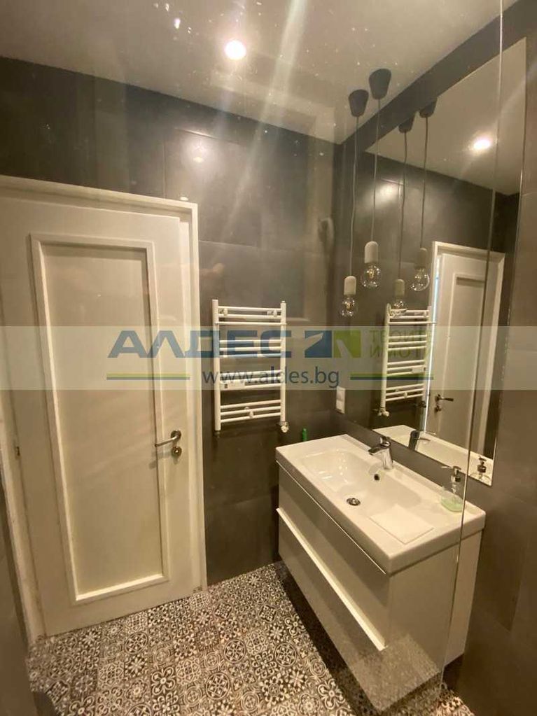 Дава се под наем Двустаен апартамент в София, Център - 68 кв.м за 875 € - Снимка #13