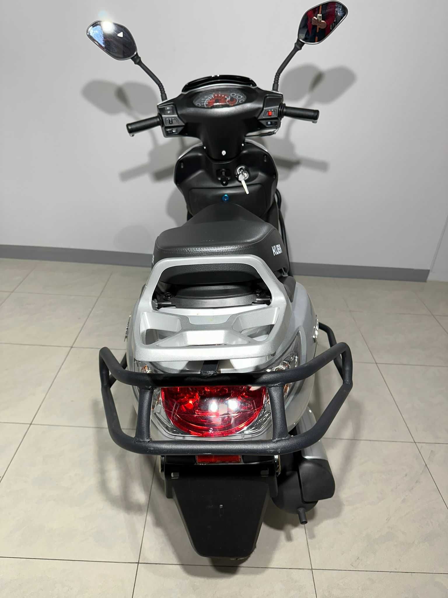 Scuter Benzina Kuba  VN 50 PRO cu un motor 49CC si o putere de 2,7 CP