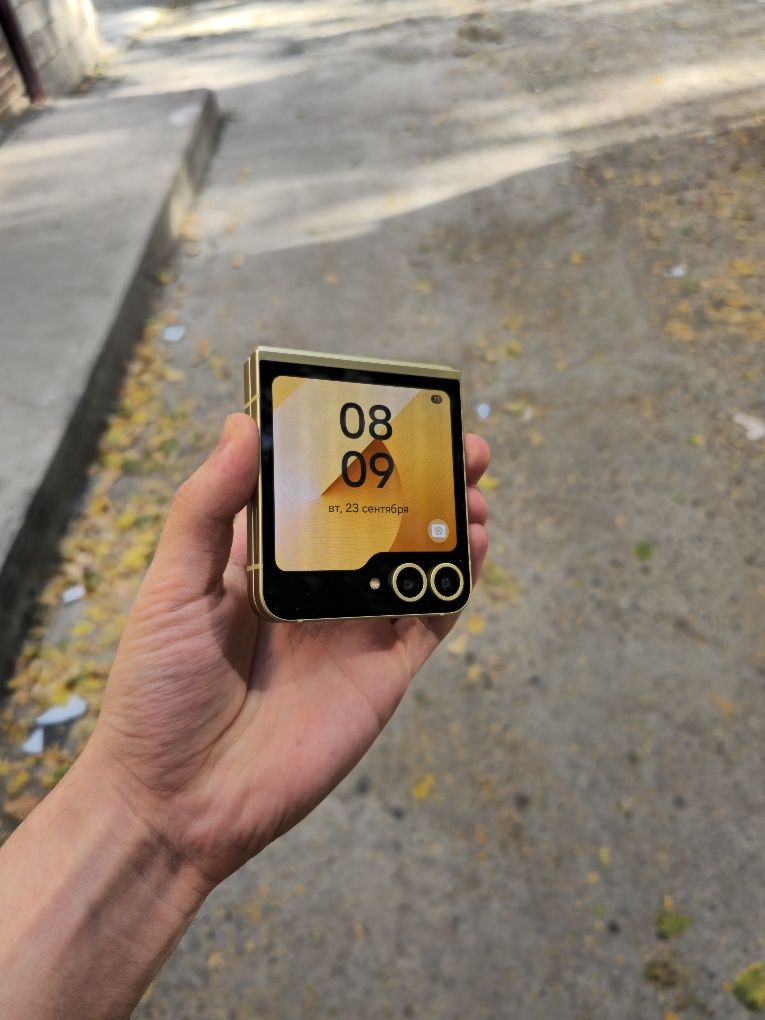 Samsung Z Flip 6 Golden
