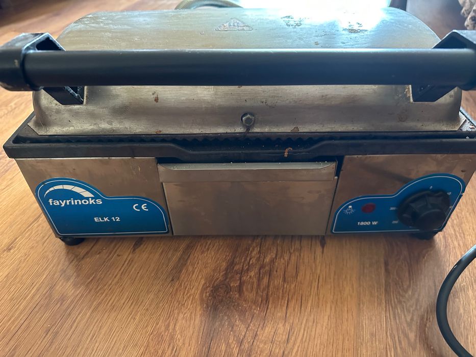 Професионален тостер грил с чугунени нагряващи плочи 220лв.