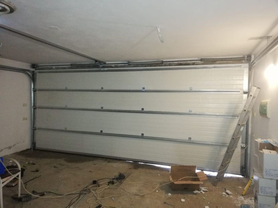 Usi de garaj stejar auriu cu un panou ral 9006
