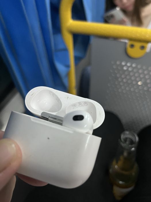 Продам airpods потерян 1 наушник