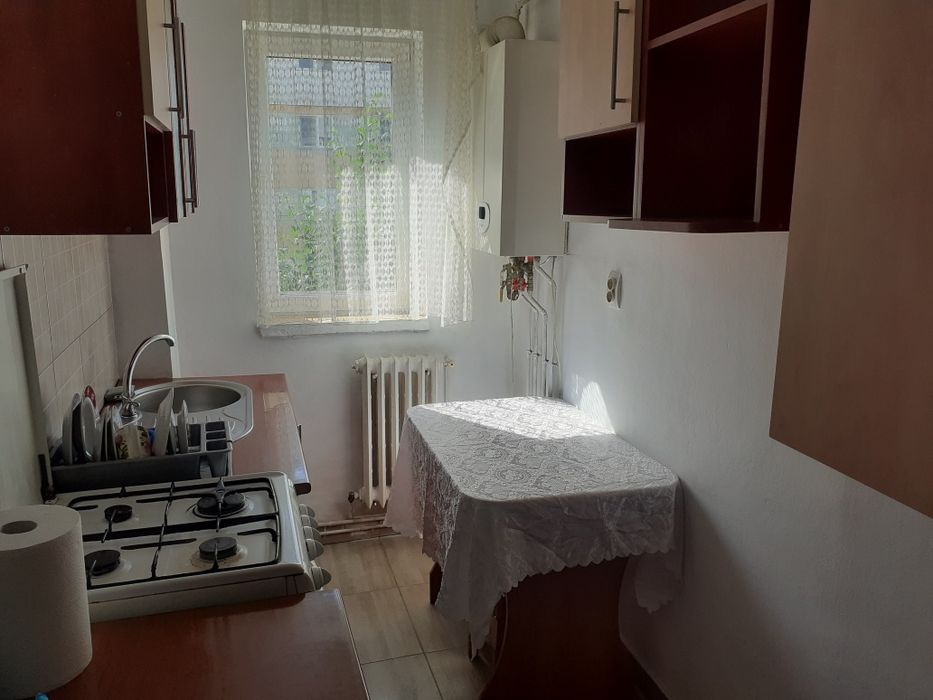 Inchiriez apartament 2 camere decomandat.