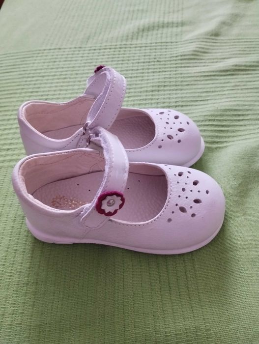 Vând balerini pantofi fetițe albi număr 22 din piele Tino