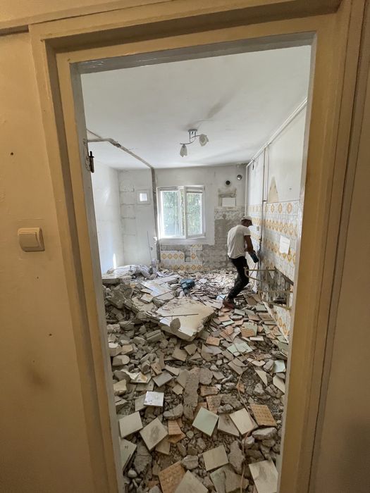 Executam demolari interioare și exterioare