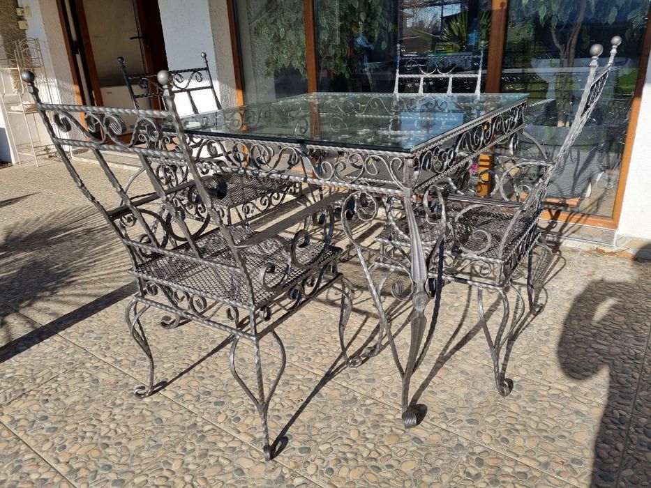 Комплект маса и столове