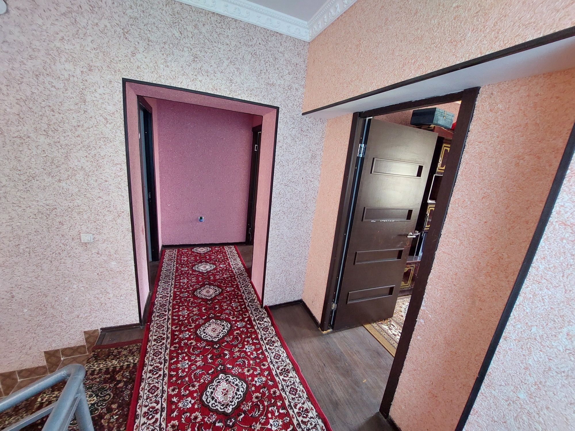 Жомбой центрда 4 сотхли коттедж сотилади.