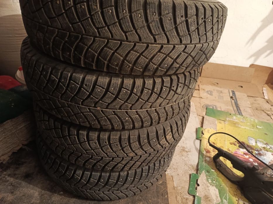 Шипы  нива почти новый 205.75.r15