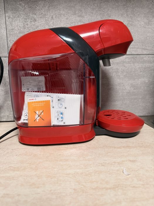 Чисто нова кафемашина Bosch Tassimo – червена (никога не е ползвана)