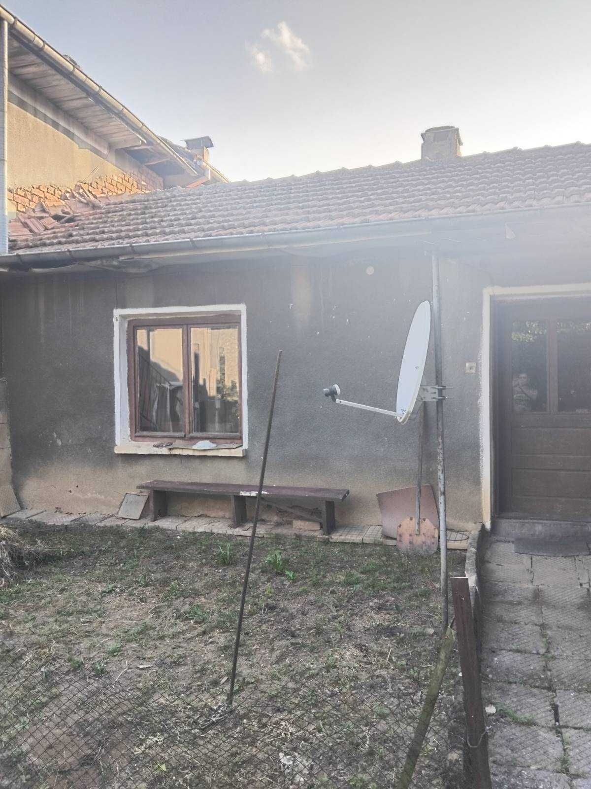 Продавам къща в село Ломец