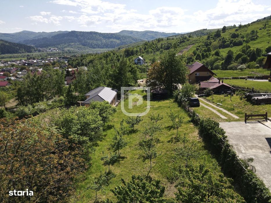 Casa bătrânească cu foișor și teren