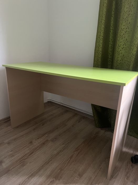 Birou verde simplu
