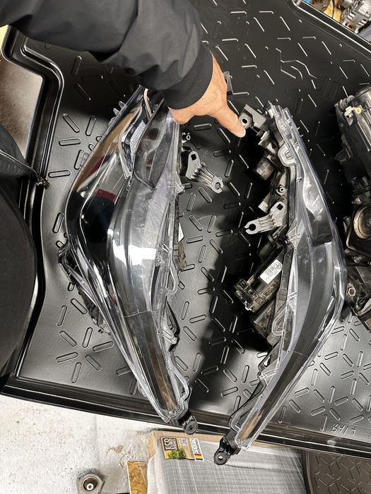 Faruri stânga dreapta capotă motor grilă toyota corolla e21.