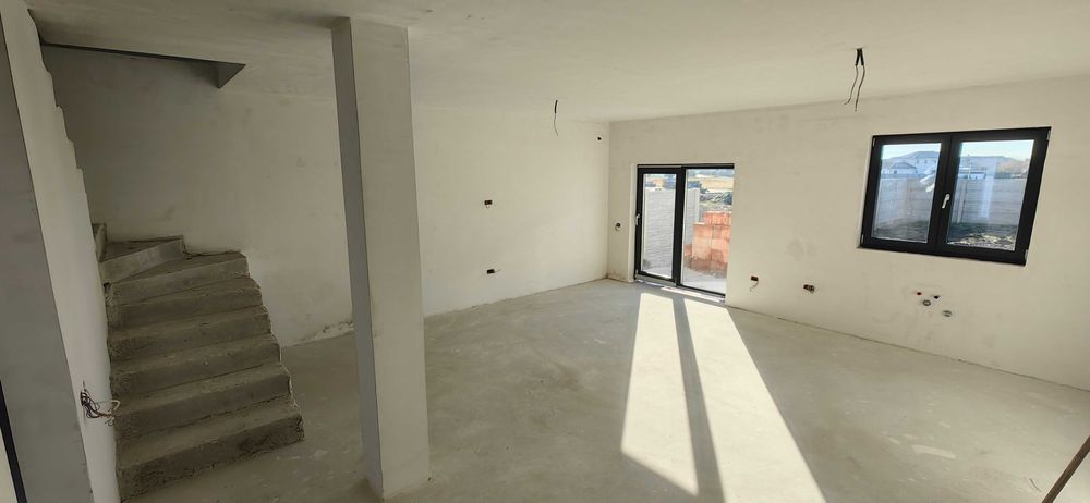 Vand casa tip duplex in Via Carmina