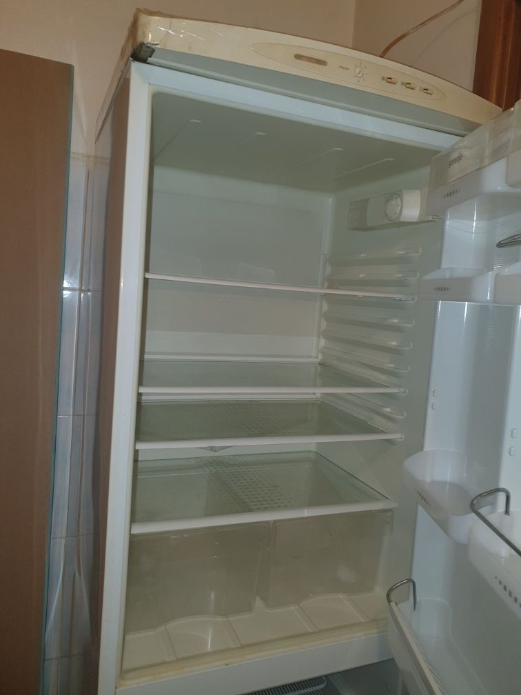 Combina frigorifica cu 2 motoare în stare bună de funcționare!