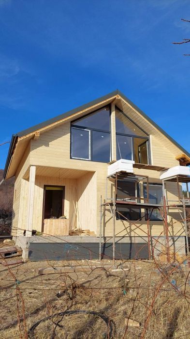Vand case pe structura metalica si din lemn