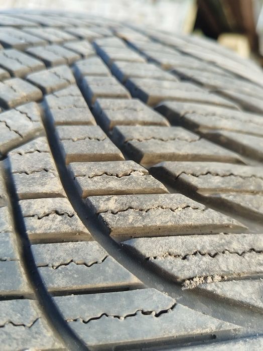 Зимни всесезонни гуми 3бр 225/50/17 DOT 1024