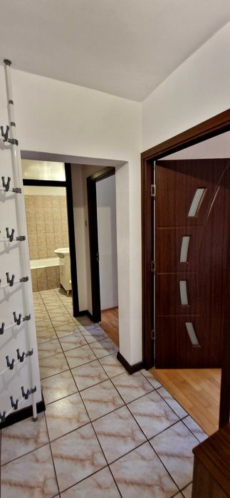 Închiriez apartament 4 camere zona Tractorul