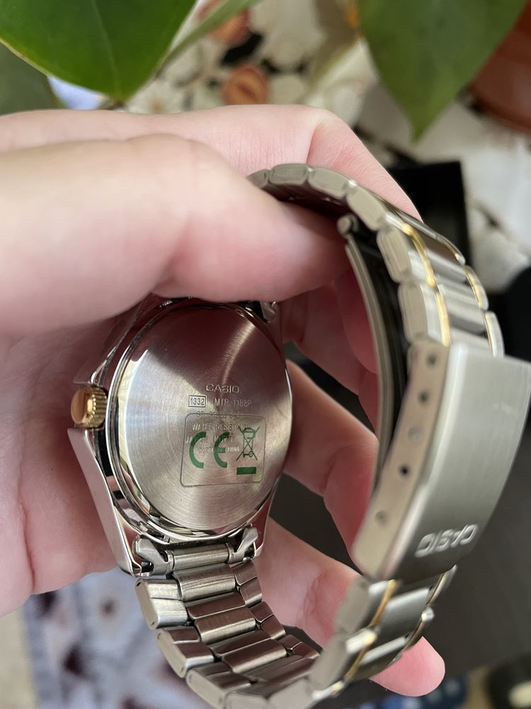 Ceas de damă femei argintiu cu auriu nou Casio