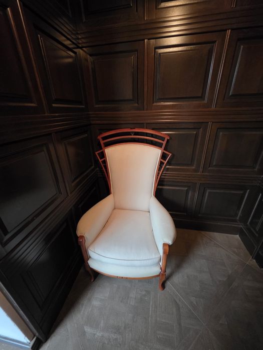Fotoliu elegant cu structură din lemn și tapițerie