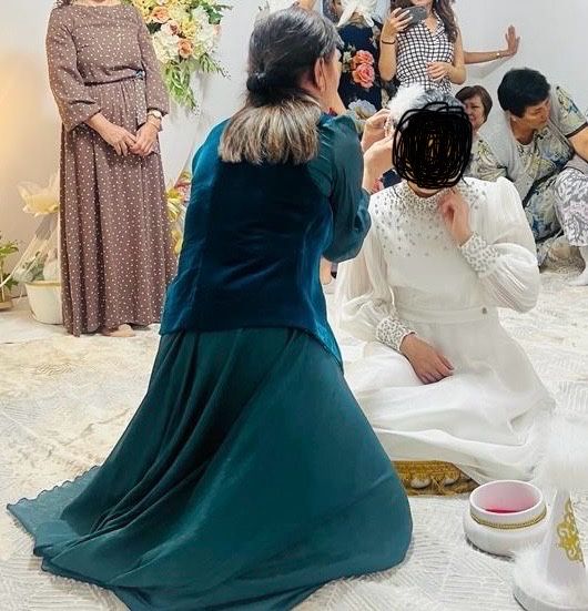 Сатамын! Ақ сәнді көйлек