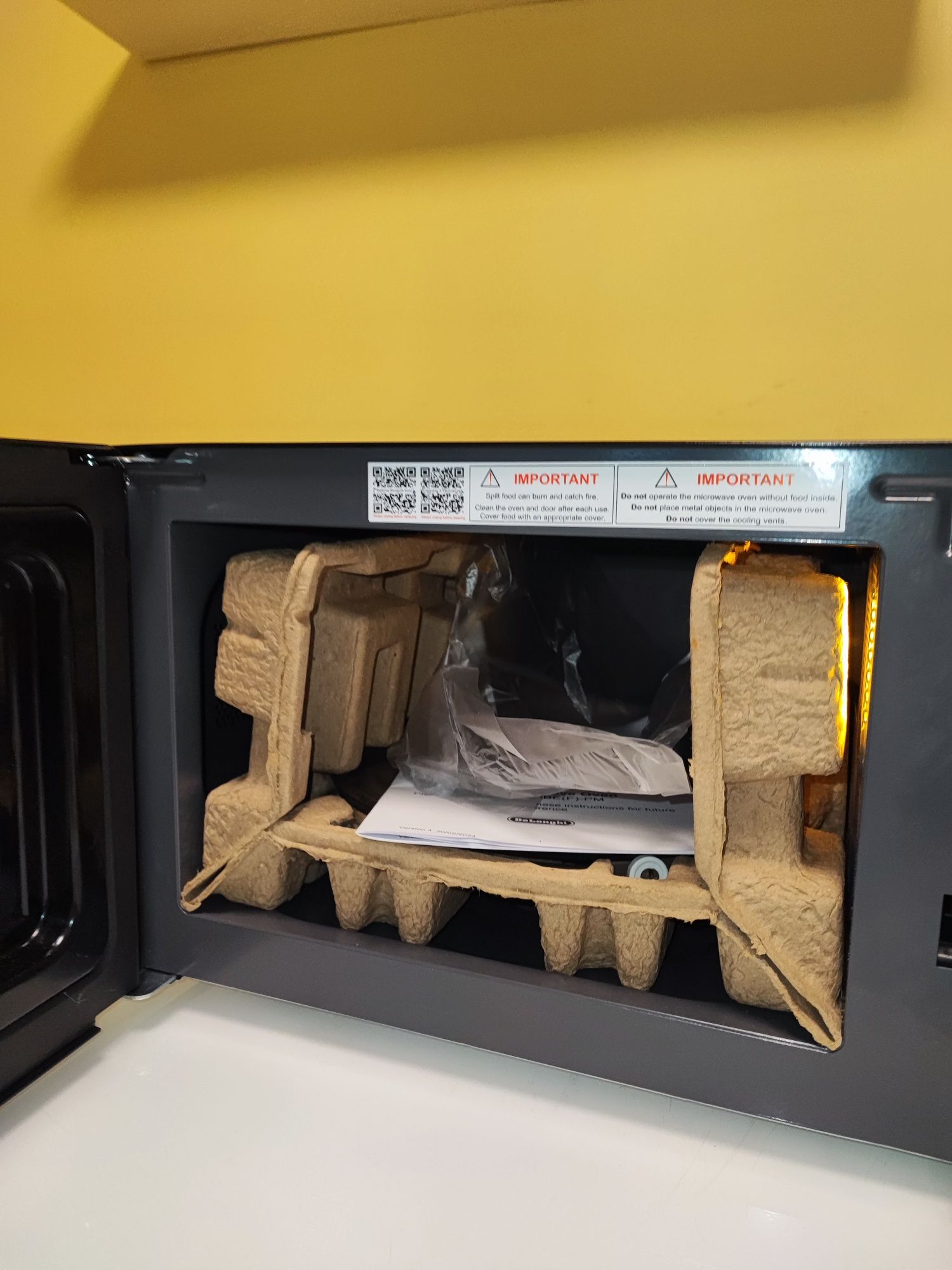 Микровълнова DeLonghi 20L нова