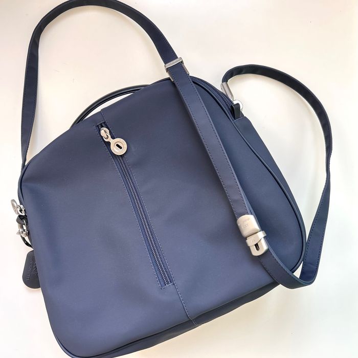 Mandarina duck страхотна чанта в тъмно синьо