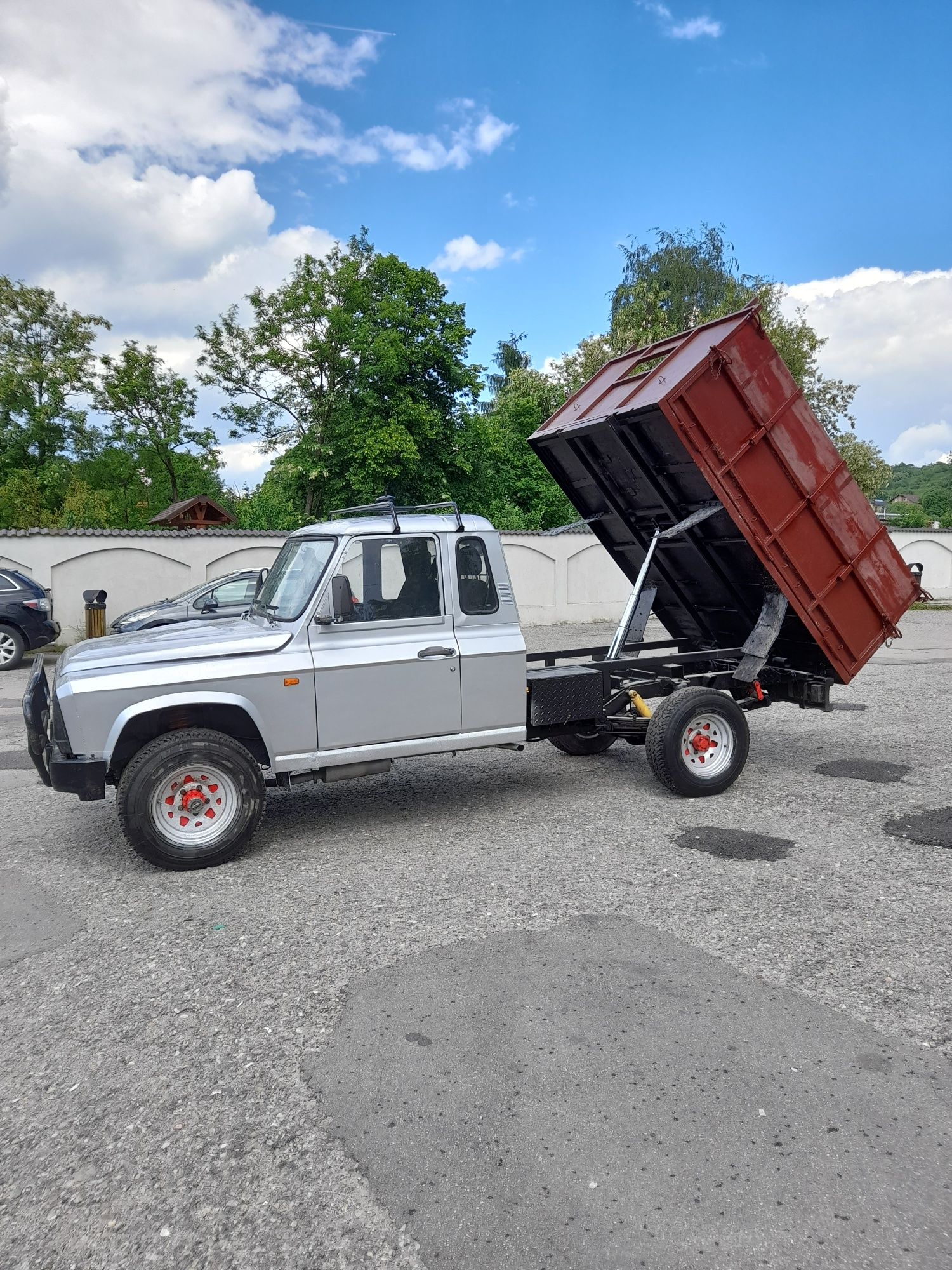 Camioneta Aro 4x4 basculabila