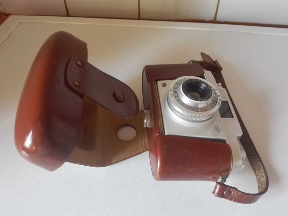 Старо радио GRUNDIG , фотоапарат AGFA и италиянска ваза .