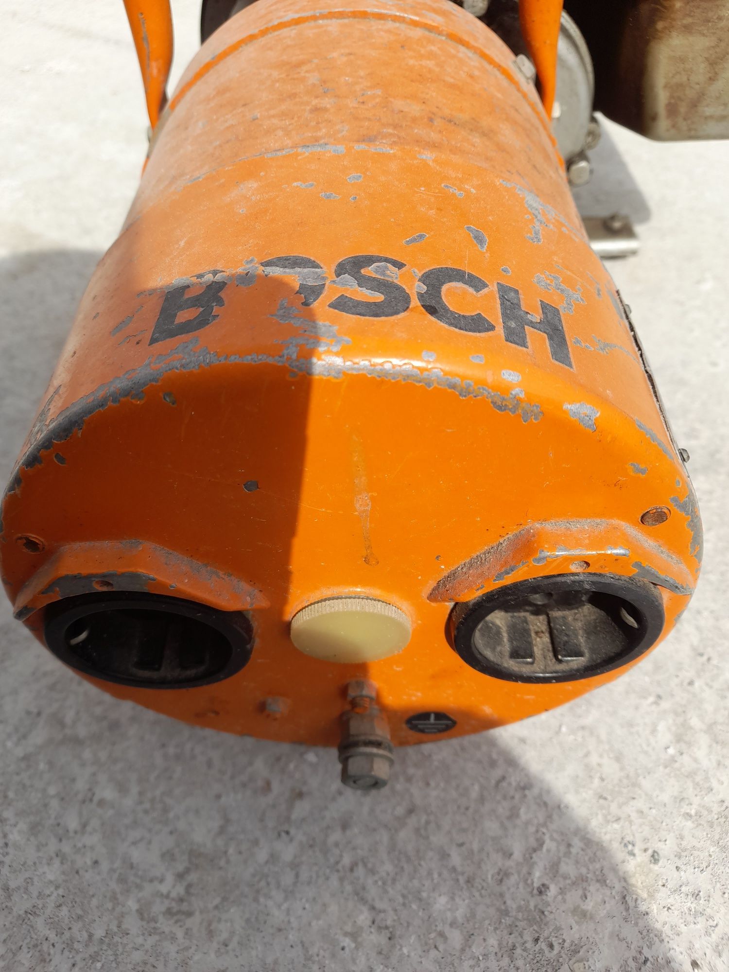 Vând generator bosch