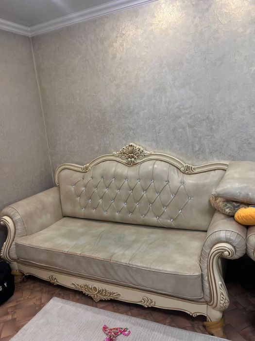 диван кожанный тройка с двумья креслами